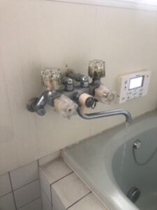 お風呂場　浴槽　蛇口　ソーラー水栓